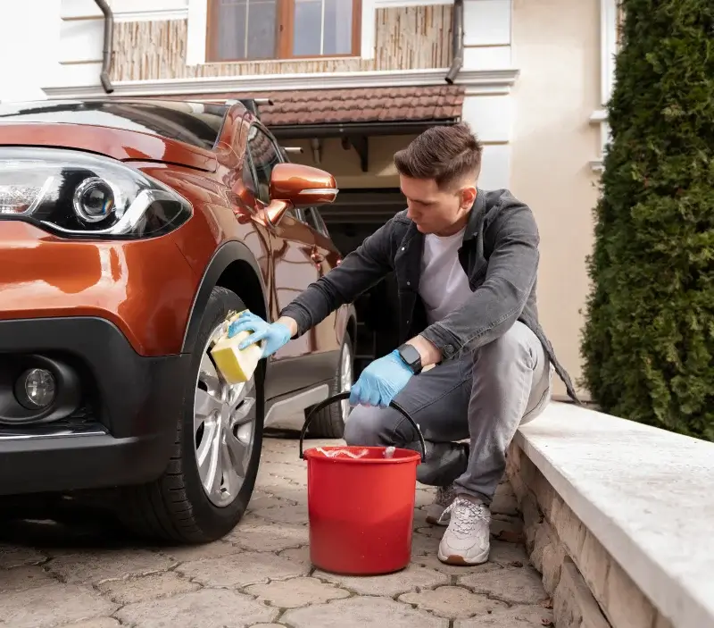 Lavage auto à domicile Guidel : professionnel intervenant sur un véhicule
